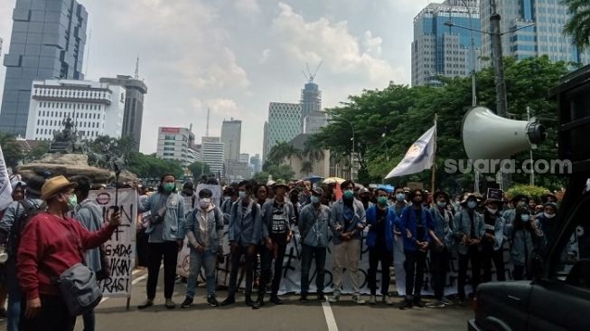 Ratusan mahasiswa saat menggelar aksi protes UU Cipta Kerja di kawasan Patung Kuda, Jakpus. (Suara/Arga)