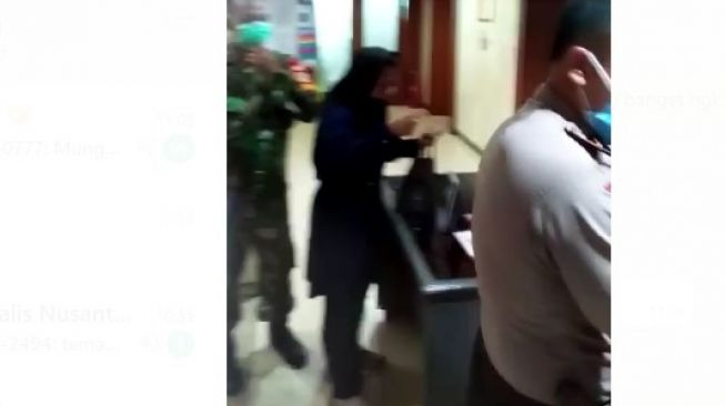 The woman wearing a headscarf broke into Jakarta City Hall with the desire to burn down the building that became the office of Jakarta Governor Anies Baswedan.