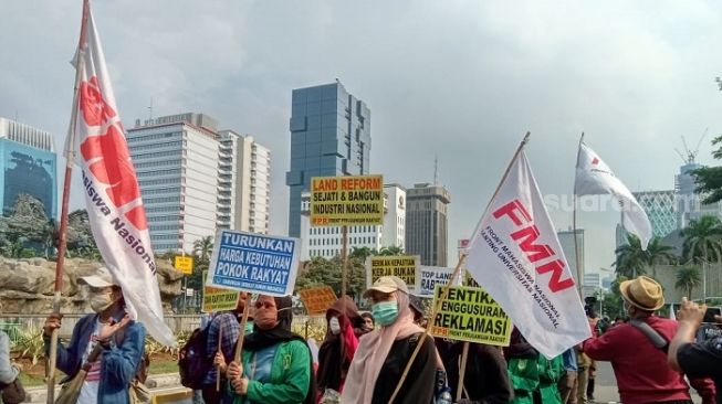 Massa dari FPR saat berunjuk rasa tolak UU Cipta Kerja di kawasan Patung Kuda, Jakpus. (Suara.com/Arga)
