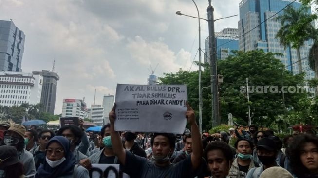 Poster protes Mahasiswa saat menggelar aksi tolak UU Ciptaker di kawasan Patung Kuda, Jakpus. (Suara.com/Arga)