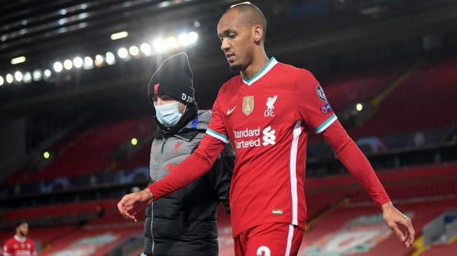 Pemain serbabisa Liverpool, Fabinho meninggalkan lapangan usai mengalami cedera dalam laga Liga Champions 2020/2021 kontra Midtjylland, Rabu (28/10/2020) dini hari WIB. [Michael Regan / POOL / AFP]