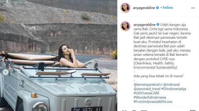 Pose Anya Geraldine di atas mobil VW Klasik (Instagram)