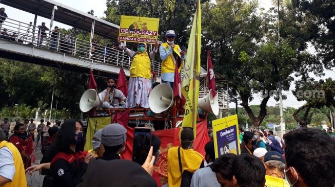 Survei SMRC: UU Cipta Kerja Gerus Kepercayaan Rakyat ke Jokowi