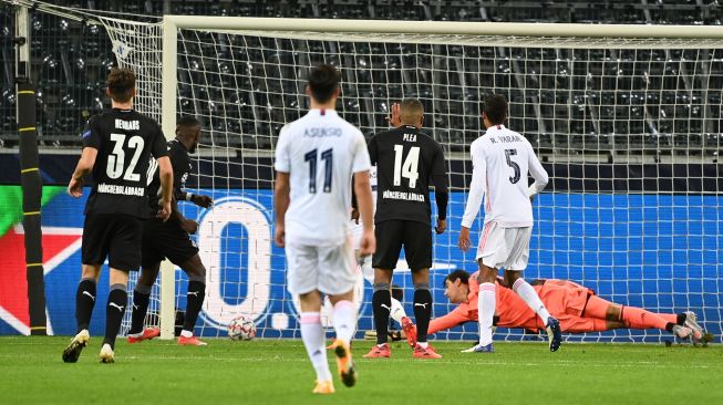 Penyerang Moenchengladbach Marcus Thuram mencetak gol selama pertandingan sepak bola grup B Liga Champions antara Borussia Moenchengladbach melawan Real Madrid di Borussia Park Stadium, Rabu (28/10) dini hari WIB. [Ina Fassbender / AFP]