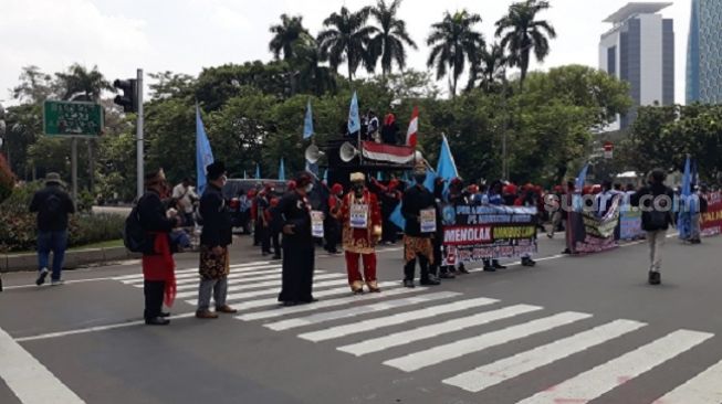 Demo buruh tolak UU Cipta Kerja di kawasan Patung Kuda, Rabu (28/10/2020). (Suara.com/Bagaskara)