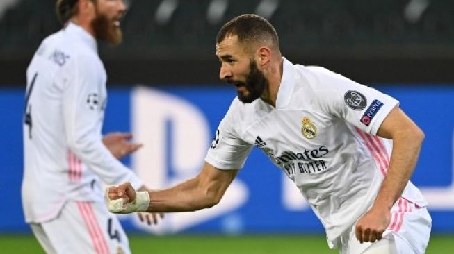 Pemain Real Madrid Karim Benzema rayakan gol ke gawang Borussia Monchengladbach dalam laga matchday kedua Liga Champions yang berlangsung di Borussia-Park, Rabu (28/10/2020). [AFP]