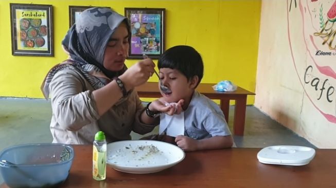 Razzy tak bisa  makan di usianya yang ke-4 tahun. Razzy menginap penyakit langka. (YouTube Liana Ners)