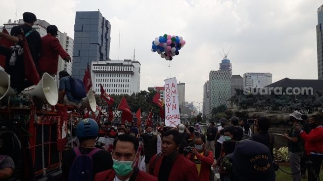Balon Udara Bertuliskan 'Jokowi-Amin Gagal' Muncul di Tengah Massa Aksi