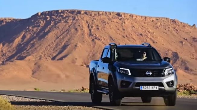 Tampilan sekilas sebuah double cab di teaser Nissan Official. Inikah Nissan Navara facelift? [YouTube: Nissan].