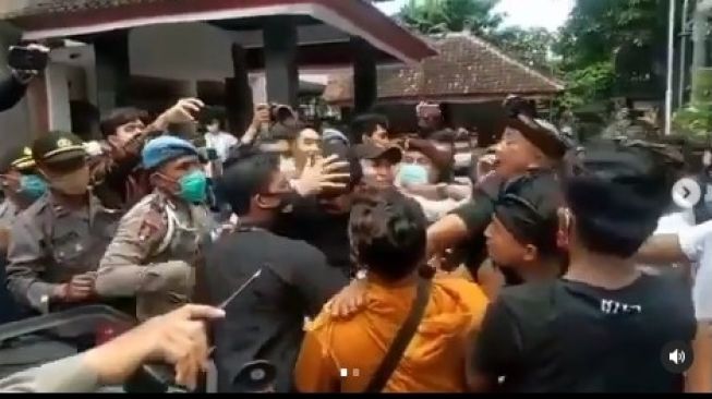 Detik-detik Anggota DPD RI Arya Wedakarna Dipukul Pendemo