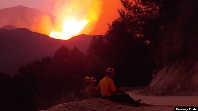 Langit merah akibat kebakaran hutan terlihat di California. [Dok: Yulfiano]