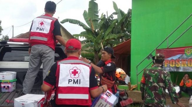 Bantu Korban Longsor di Caringin Sukabumi, PMI Distribusikan Sembako