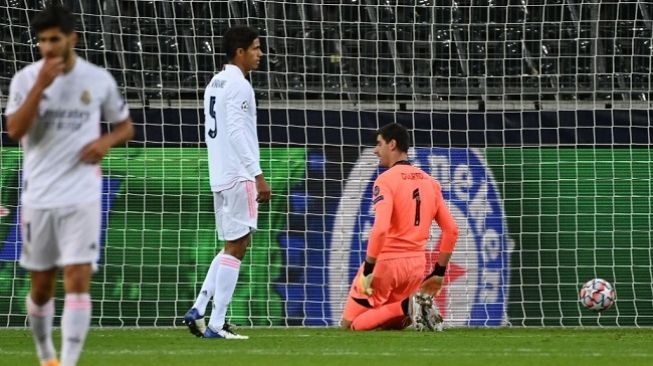 Ekspresi para pemain Real Madrid usai sempat kebobolan dua gol lebih dahulu di laga lanjutan Liga Champions grup B di kandang Borussia Monchengladbach, Rabu (28/10/2020). (Foto: AFP/Ina Fassbender)