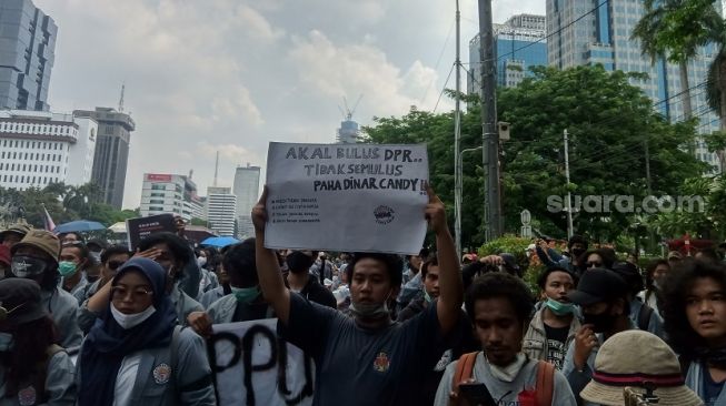 Demo UU Ciptaker, Mahasiswa: Akal Bulus DPR Tak Semulus Paha Dinar Candy