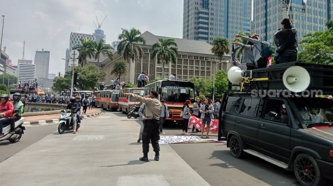 Protes ke Istana, Bus Pengangkut Massa Mahasiswa Mengular di Patung Kuda