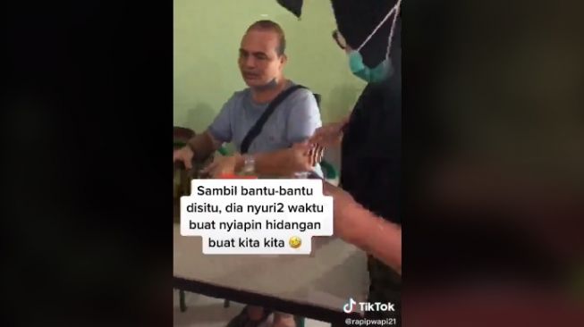 Aksi emak-emak ikut bantuin melayani di rumah makan yang rame. [TikTok]