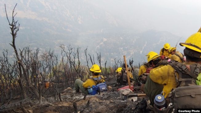 Para pemadam kebakaran beristirahat di tanah gunung yang curam. [Dok: Yulfiano]