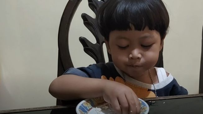 Razzy tak bisa  makan di usianya yang ke-4 tahun. Razzy menginap penyakit langka. (YouTube Liana Ners)