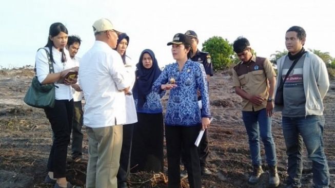 Wali Kota Singkawang, Tjhai Chui Mie saat meninjau Land Clearing Runway Bandara beberapa waktu lalu (Antara/Rudi)