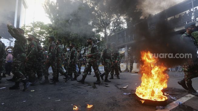 Personel TNI membubarkan massa yang melakukan aksi unjuk rasa di kawasan Patung Kuda Arjuna Wiwaha, Jakarta, Rabu (28/10/2020). [Suara.com/Angga Budhiyanto]