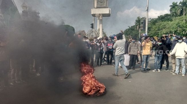 Demo Tolak UU Ciptaker, Massa Mulai Bakar Ban Sebagai Bentuk Protes