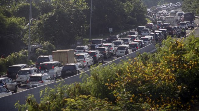 Sejumlah kendaraan memadati ruas jalan jalur Puncak, Gadog, Kabupaten Bogor, Jawa Barat, Rabu (28/10/2020). [ANTARA FOTO/Yulius Satria Wijaya]