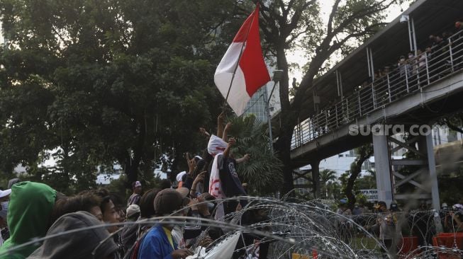 Sejumlah massa melakukan aksi unjuk rasa di kawasan Patung Kuda Arjuna Wiwaha, Jakarta, Rabu (28/10/2020). [Suara.com/Angga Budhiyanto]