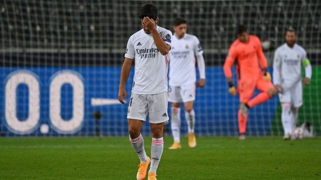 Pemain Real Madrid tertunduk leseu setelah kebobolan gol 2-0 dalam pertandingan sepak bola grup B Liga Champions antara Borussia Moenchengladbach melawan Real Madrid di Borussia Park Stadium, Rabu (28/10) dini hari WIB.  [Ina Fassbender / AFP]
