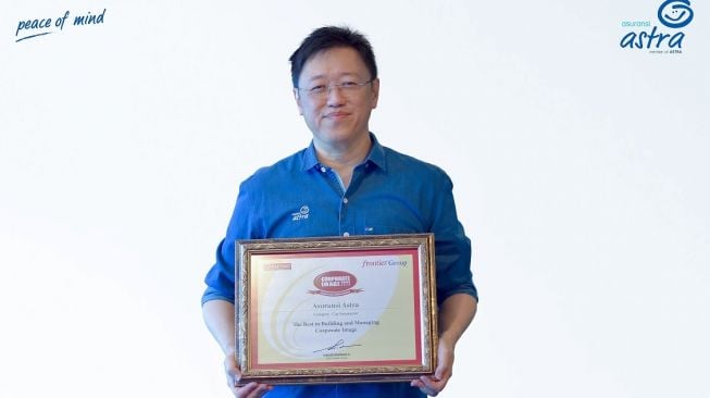 Rudy Chen, CEO Asuransi Astra saat menerima penghargaan Corporate Image Awards 2020 [Dok Asuransi Astra].