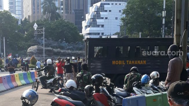 Diduga Bukan Mahasiswa, Massa Tolak UU Ciptaker Ditangkap Polisi