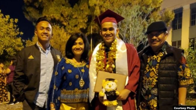 Yulfiano (kedua dari kanan) saat wisuda bersama keluarga. [Dok: Yafi Fayruz]