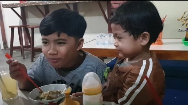 Razzy tak bisa  makan di usianya yang ke-4 tahun. Razzy menginap penyakit langka. (YouTube Liana Ners)