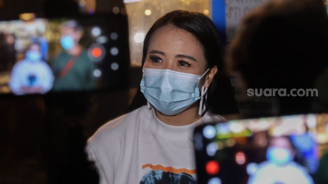 Penyanyi Astrid Sartiasari saat ditemui awak media di Kawasan Tendean, Jakarta Selatan, Selasa (27/10). [Suara.com/Alfian Winanto]