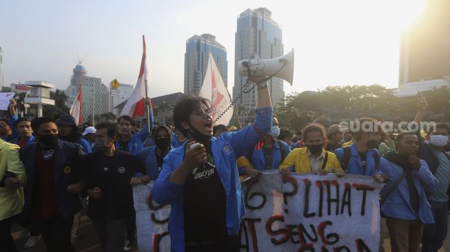 Sejumlah mahasiswa melakukan aksi unjuk rasa di kawasan Patung Kuda Arjuna Wiwaha, Jakarta, Rabu (28/10/2020). [Suara.com/Angga Budhiyanto]