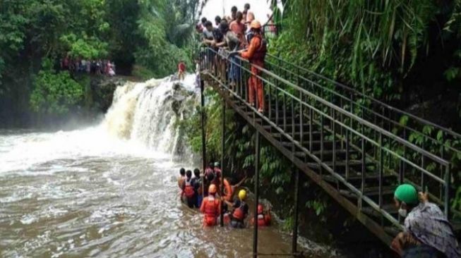 Tim SAR melakukan pencarian terhadap dua santri terseret arus Air Terjun Tibu Atas, Rabu (28/10/2020). (dok.Humas SAR Mataram/ist)