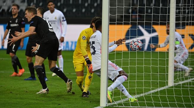 Gelandang Real Madrid Casemiro mencetak gol selama pertandingan sepak bola grup B Liga Champions antara Borussia Moenchengladbach melawan Real Madrid di Borussia Park Stadium, Rabu (28/10) dini hari WIB. [INA FASSBENDER / AFP]
