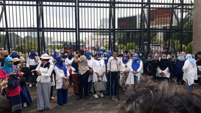 Demo Bareng Ibu-ibu, Sri Bintang: UUD 45 Sudah Dikoyak-koyak Rezim Penguasa