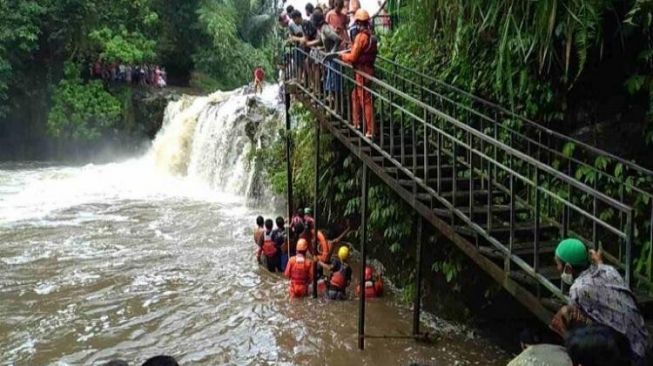 Dua Remaja Terseret Arus Deras, Satu Meninggal