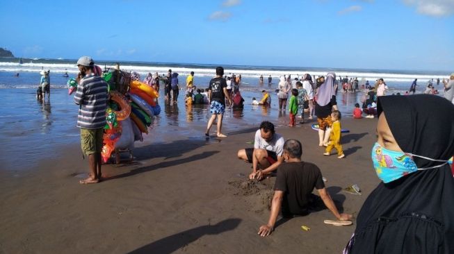 Ilustrasi - Sejumlah wisatawan mengunjungi Pantai Pangandaran di Kabupaten Pangandaran, Jawa Barat, beberapa waktu lalu. (ANTARA/Feri Purnama)