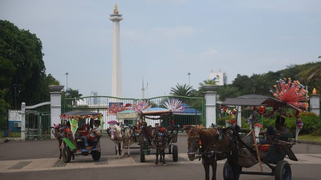 Sejumlah kusir delman menunggu penumpang di kawasan Monas, Jakarta, Kamis (29/10/2020).  [ANTARA FOTO/Akbar Nugroho Gumay]