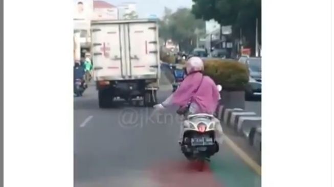 Aksi emak-emak belah jalan untuk membuka jalan ambulans yang ingin lewat (Instagram)