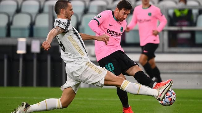 Penyerang Barcelona, ​​Lionel Messi, melakukan tembakan ke gawang Juventus selama pertandingan sepak bola Grup G Liga Champions UEFA antara Juventus melawan Barcelona di Allianz Arena, Turin, Italia, Kamis (29/10/2020) dini hari WIB. Marco BERTORELLO / AFP
