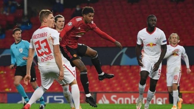 Pemain MU Marcus Rashford menendang bola ke gawang RB Leipzig dalam pertandingan matchday kedua Grup H Liga Champions yang berlangsung di Old Trafford, Kamis (29/10/2020). [AFP]