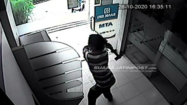 Kerap Ngumpat dan Ngelantur, Perusak 2 ATM BRI di Jember Dicek Mentalnya