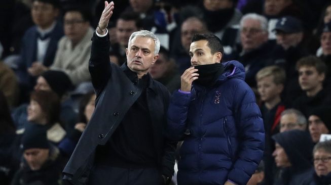 Asisten pelatih Tottenham Hotspur, Joao Sacramento (kanan) bersama pelatih kepala Jose Mourinho. [ADRIAN DENNIS / AFP]