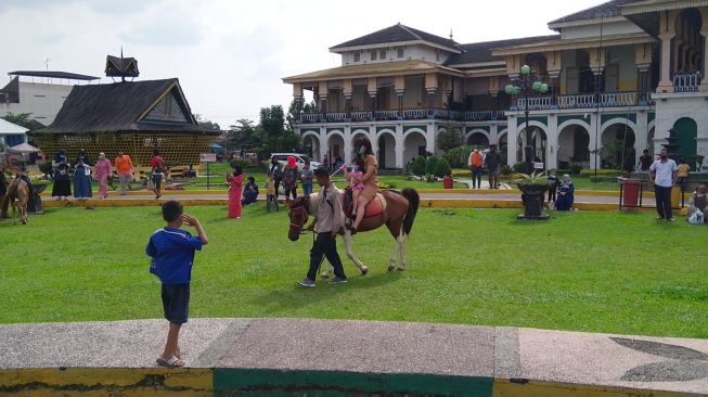 PPKM Dilonggar, Pengunjung Istana Maimun Mulai Meningkat