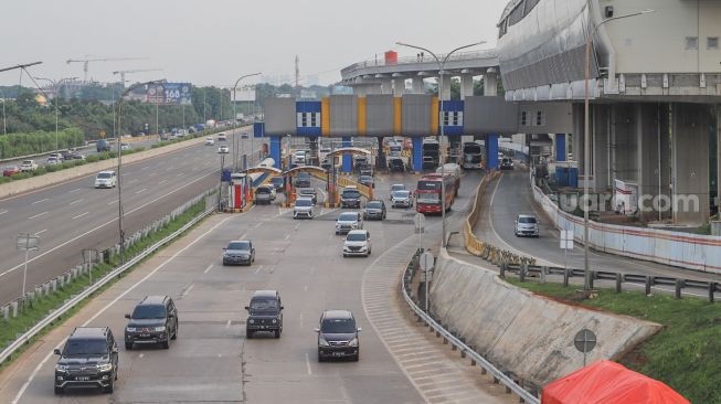 Sejumlah kendaraan keluar dari gerbang Tol Jagorawi, Jakarta, Kamis (29/10). [Suara.com/Alfian Winanto]