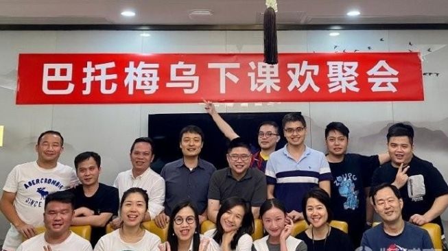 Fans Barcelona di kota Shenzhen, China, merayakan kepergian Josep Maria Bartomeu dari Camp Nou. [Dok. Marca]