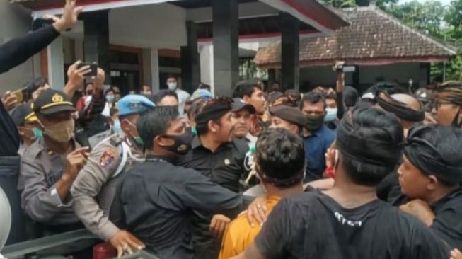 Terungkap! Gara-gara Ini, Senator Bali Arya Wedakarna Didemo