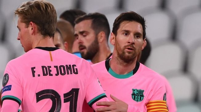 Kapten Barcelona, Lionel Messi (kanan) usai membobol gawang Juventus dalam laga Liga Champions 2020/2021 yang dihelat di Juventus Stadium, Turin, Kamis (29/10/2020) dini hari WIB. [Marco BERTORELLO / AFP]